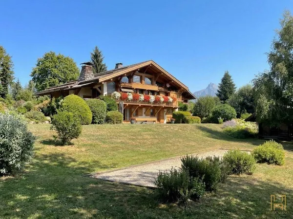 Maison 9 pièces 266 m²