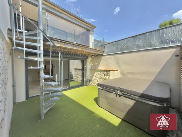 Maison de ville avec terrasses, garage et jacuzzi