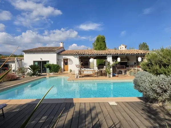 Villa rénovée design avec piscine