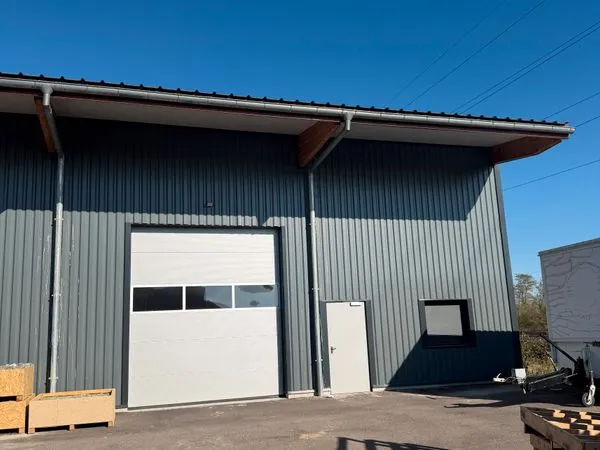 Location d'un atelier avec réfectoire et bureau