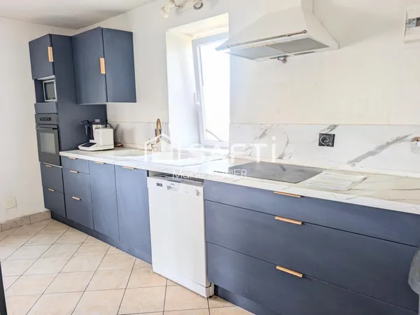 Maison familiale 130 m² à Lézigné 4 chambres  Dépendance et grand garage/atelier