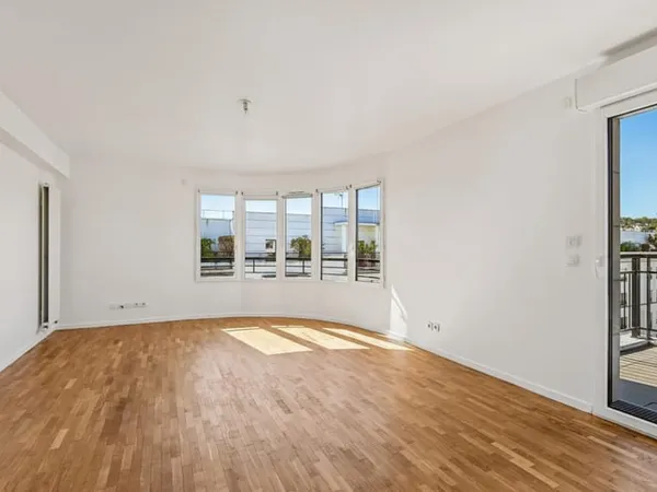 Appartement 4 pièces avec balcon - Suresnes
