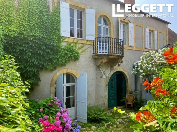 Fabuleuse maison du 18ème siècle avec des éléments d'époque dans une petite ville historique