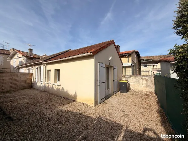 À LOUER : Charmante maison de plain-pied, deux chambres, parking privé, jardin clos, dépendance, en 