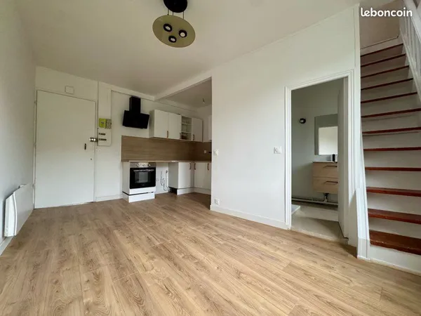 Duplex rénové/ 40m2 au sol - 22m2 carrez - 7 minutes Métro Robespierre