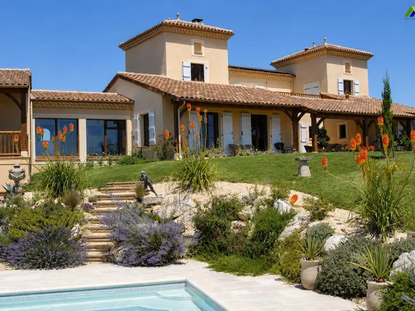Maison 8 pièces 240 m²
