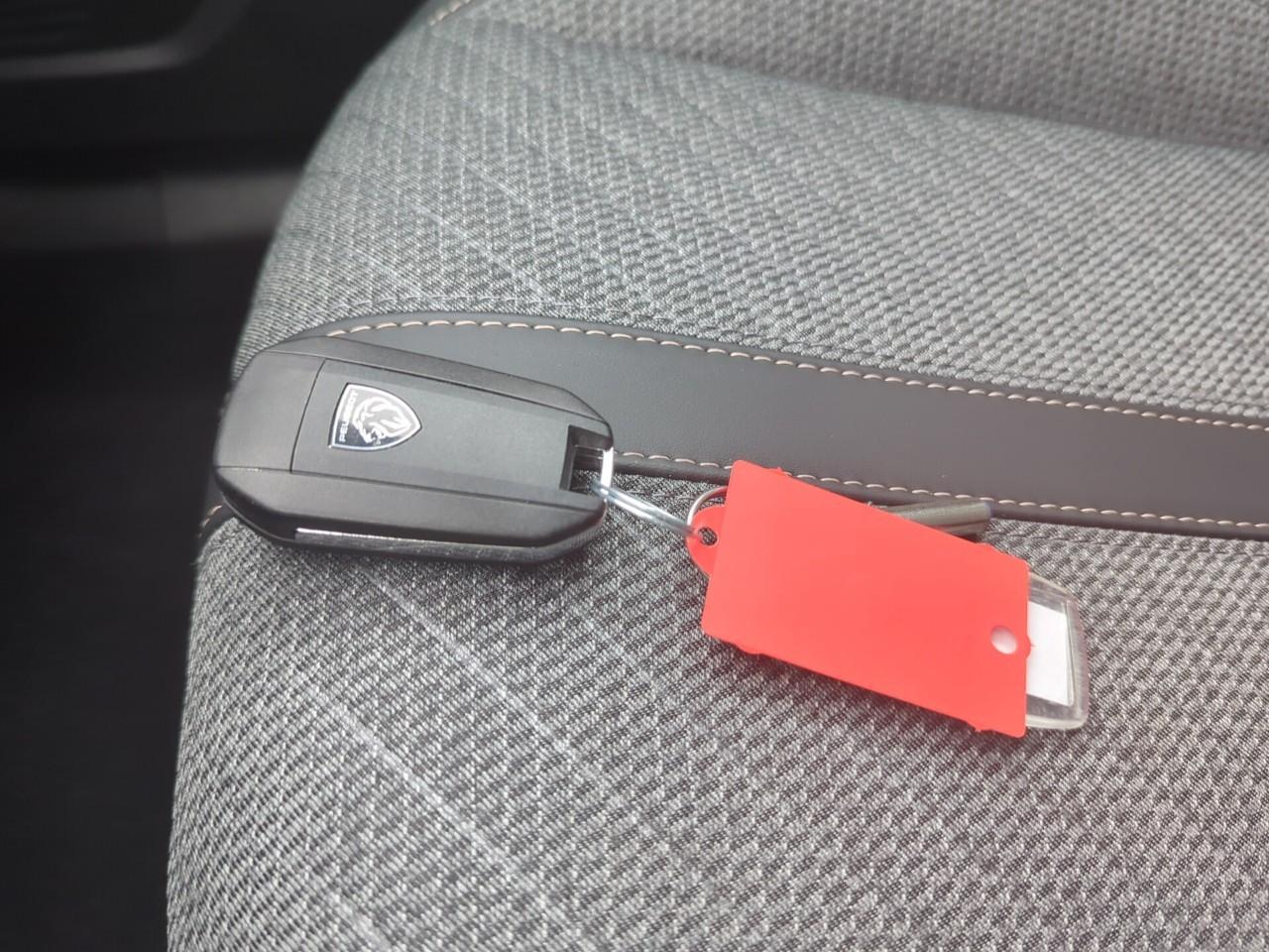 Peugeot 2008 hybrid 145 ch e-dcs6 allure — photo 29