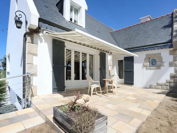Maison de 150 m² , fort potentiel avec un terrain de 1330 m ² à seulement 10 mn du centre ville de V