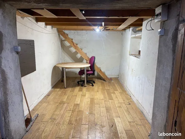 Box voiture et stockage 20 m2 avec mezzazine à louer secteur 8 eme proche de l'escale borely
