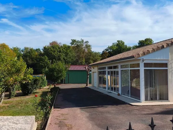 Maison 3 chambres avec toiture et isolation neuves, grand terrain clos et vaste hangar