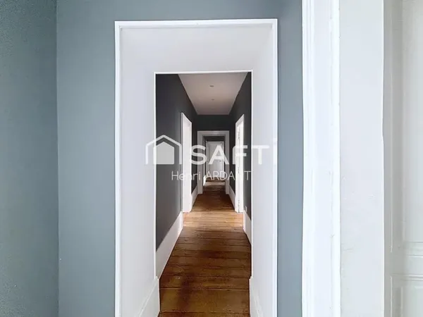 Bel appartement globalement rénové avec CINQ chambres, près de la place rouge !