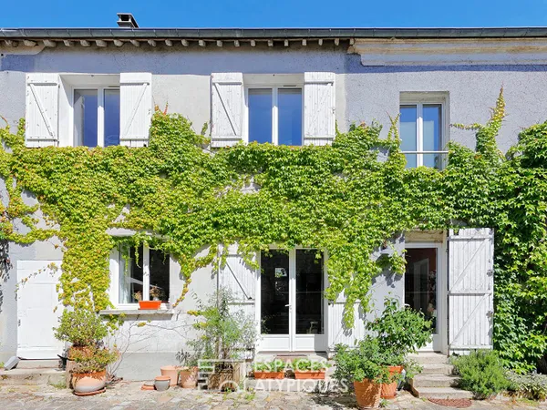 Propriété de caractère avec studio indépendant et espace professionnel
