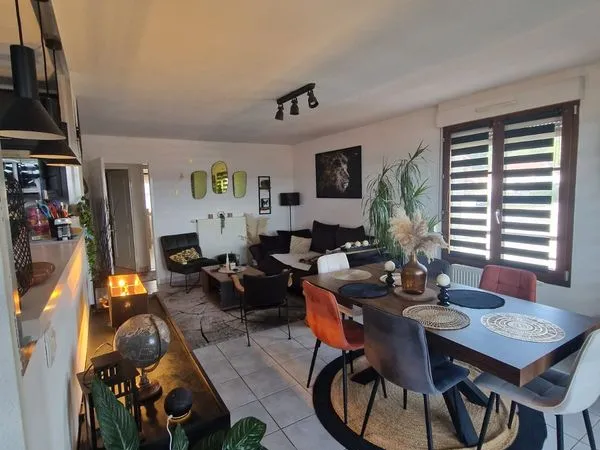 Appartement T3 67m² traversant avec terasse de 12m² , garage et cave