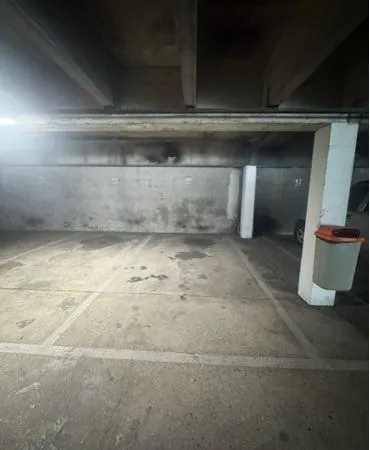 Place de parking privée/ garage privée & badge