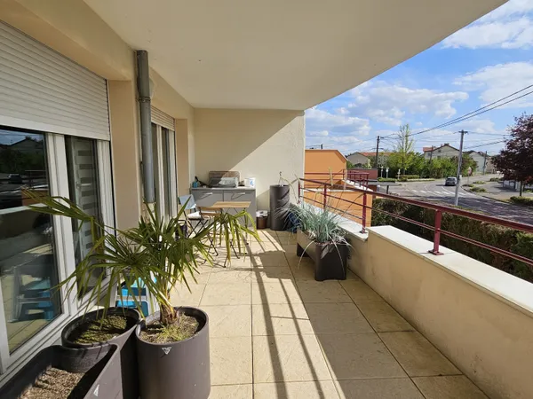 À Vendre Très bel appartement avec terrasse à Woippy Villa