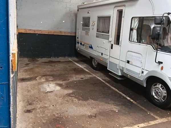 Place de parking dans hangar sécurisé - Idéal camping-car / caravane