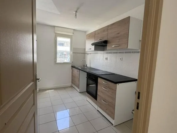 A louer ce bel appartement de type F2 au rez-de-chaussé sur la résidence VALERIANE à Sainte Clotilde