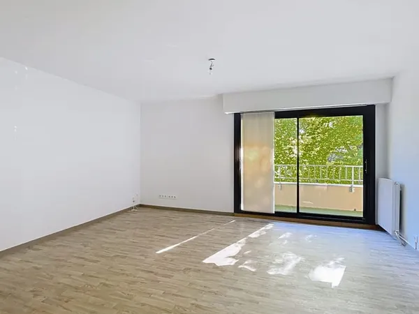 PAU- T3 de 73m2 avec grand balcon vue jardin et place de parkin