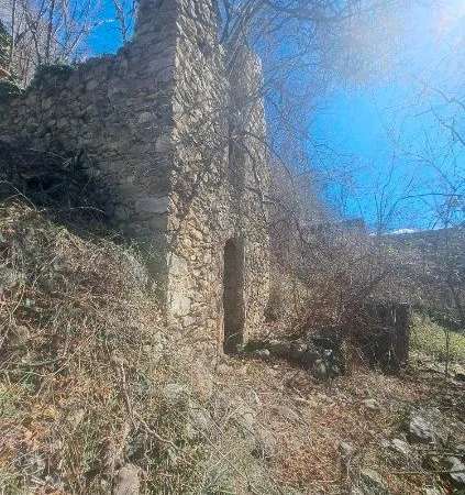 🌿 Terrain de 8 000 m² avec grange, eau et électricité - Proche Saint-Martin-Vésubie