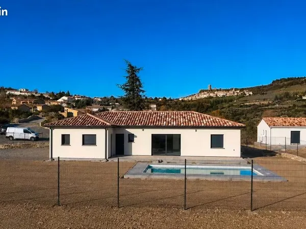 Villa moderne neuve avec piscine
