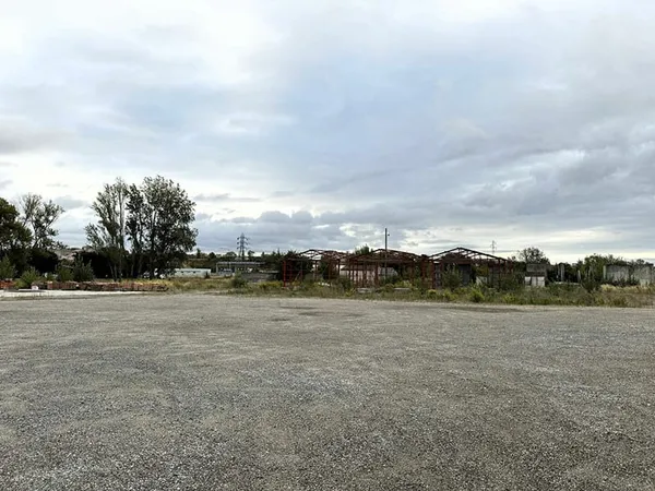 Terrain à usage professionnel de 6 591 m² avec bâtiment de stockage et logement gardien - Carcassonn