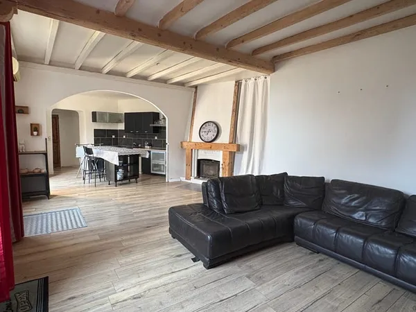 REF DOUBLEVISION5 - Appartement 4 pièces avec terrasse, cours et sous sol.