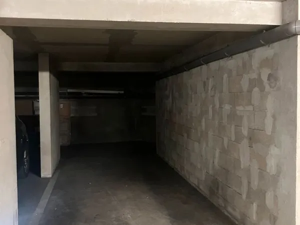 Grande place de parking 20 m² (2 voitures), sécurisée, métro Baille, Marseille