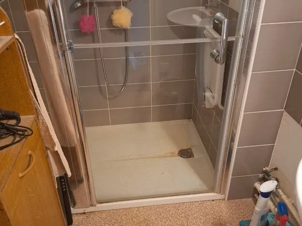 Chambre louer avec la locataire qui loue