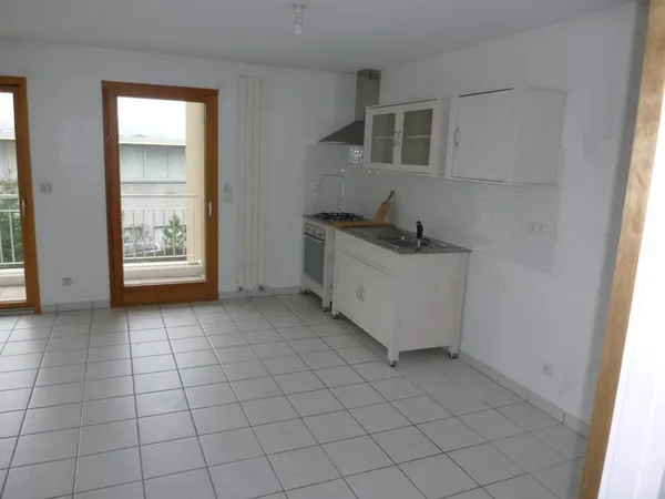 F3 - TERRASSE ET PARKING - SAINT PRIEST EN JAREZ