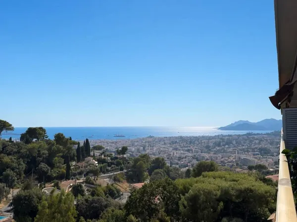 URGENT — Cause santé —3 pièces rénové avec terrasse et vue mer sur les hauteurs du Cannet