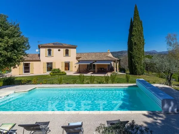 Propriété provençale d'exception avec vue dominante et prestatio