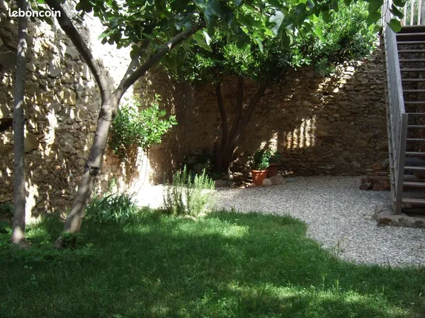 Titre La maison d'artistes, et son jardin de curé, cachée sur les hauteurs du village