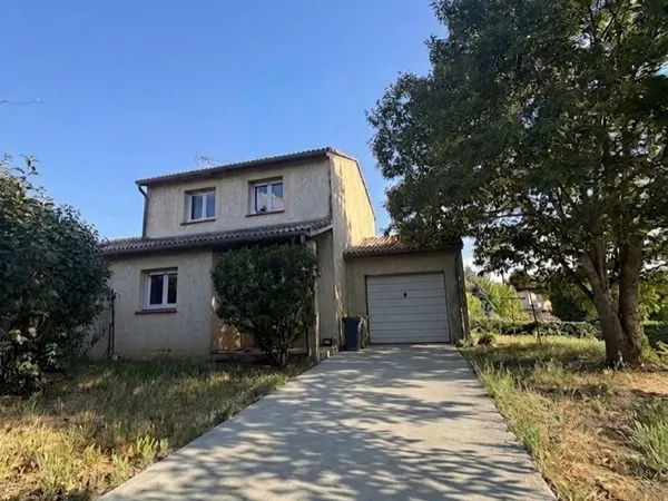 Maison contemporaine mitoyenne T4 de 84 m² avec grande terrasse et garage