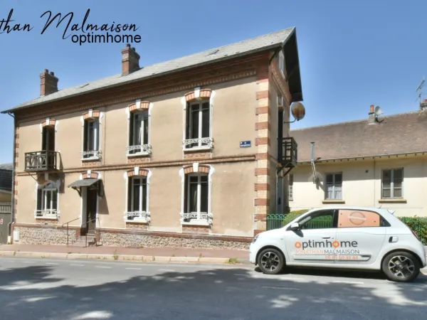 Maison de ville avec garage, jardin et fort potentiel - À deux pas de la gare et du centre-ville de 