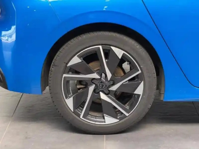 Peugeot 308 1.2 130 s&amp;s allure eat8 i-cockpit camera carplay — photo 11