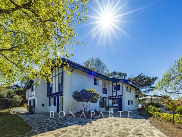 SAINT-JEAN-DE-LUZ - PROPRIETE AVEC PISCINE ET ANNEXE