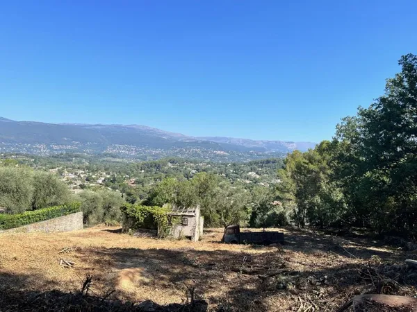 Beau terrain dominant dans le quartier prisé de Castellaras