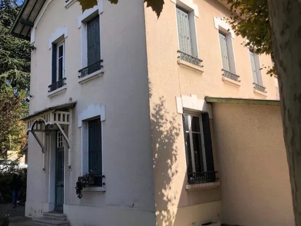 Maison de caractère 235 m² (6 chambres, terrain 1 000 m², terrasse avec vue sur Lyon : Rillieux-la-P
