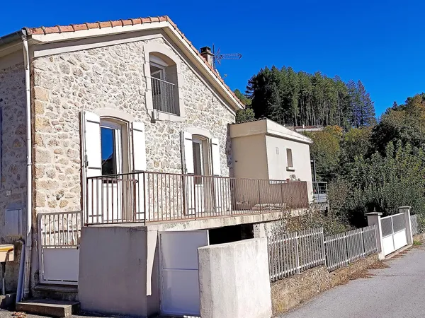 A Saisir maison en pierre renovée au coeur du village de MEYRAS