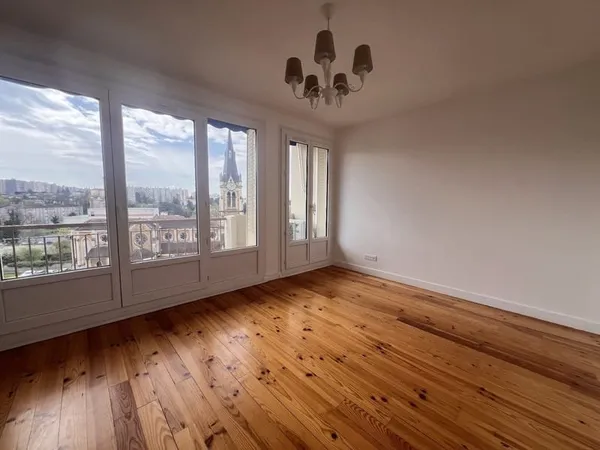 À Caluire-Et-Cuire (69), grand appartement avec balcon à ven