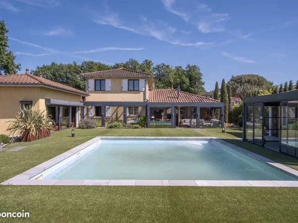 Villa 8 pièces 243 m²