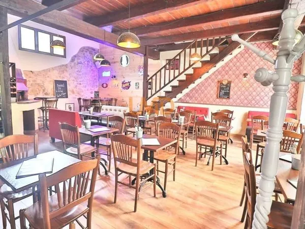 Brignoles: immeuble: restaurant et appartement