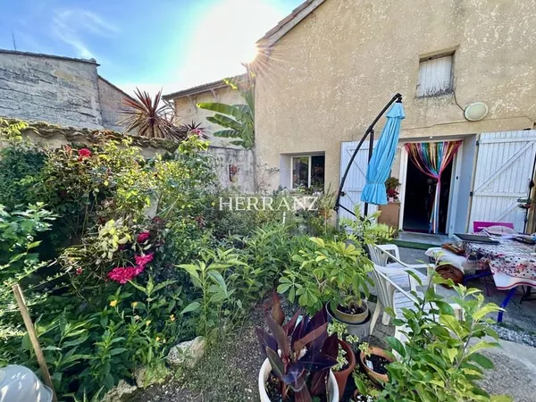 Maison de ville, louée, 4 pièces, avec jardin et garage