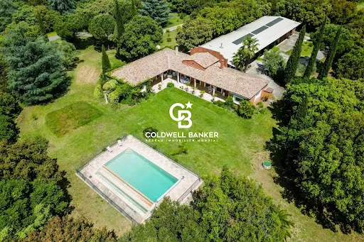 Maison 10 pièces 706 m²