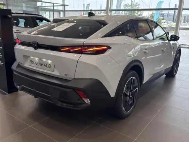 Peugeot 408 electrique 210ch gt exclusive (58kwh) — photo 4