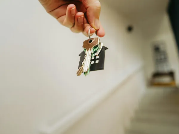 Logement contre faveurs sexuelles : le Sénat examine le 5 novembre une proposition de loi qui l'assimilerait à du harcèlement sexuel