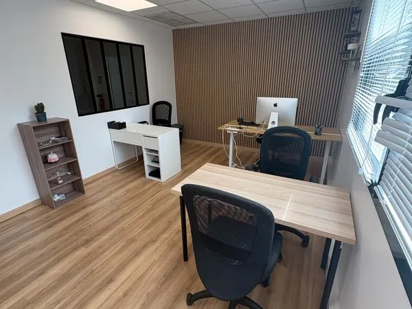 Bureau privatif 15 m² meublé climatisé — tout inclus — Chartres-de-Bretagne