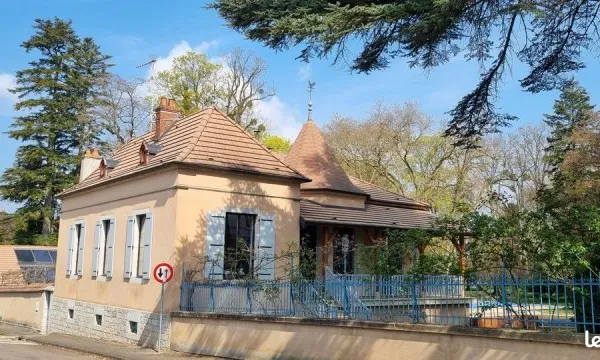 Maison de caractère + studio indépendant étang grand terrain et piscine chauffée proche commodités