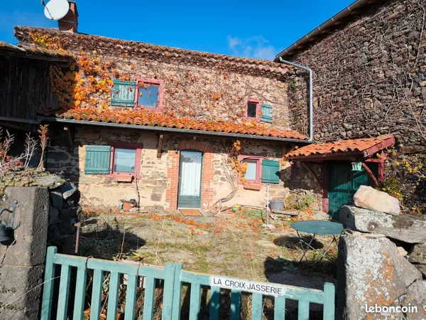 Maison de caractère avec garage et dépendances