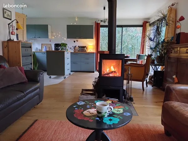 Maison neuve dans jardin naturel